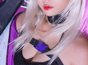制服style，Messie Huang的定制作品，时髦又显学霸气质。